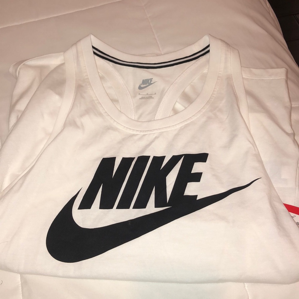 nike women’s top